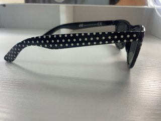 Gafas de sol H&M de lunares para niña.