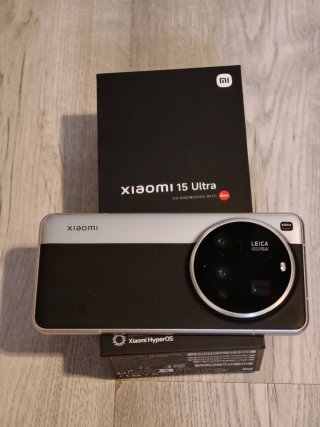 Xiaomi 15 Ultra Negro/Plateado.