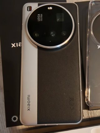 Xiaomi 15 Ultra Negro/Plateado.