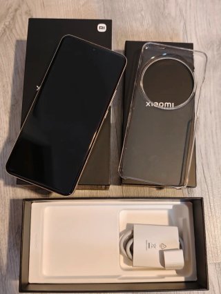 Xiaomi 15 Ultra Negro/Plateado.