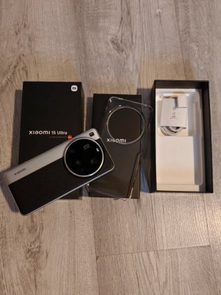 Xiaomi 15 Ultra Negro/Plateado.