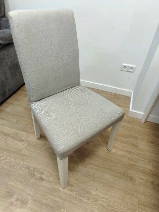 Mesa de comedor blanca de madera