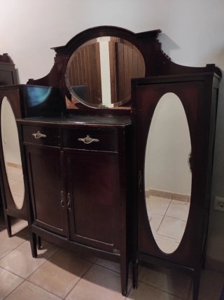 Dos aparadores antiguos madera y cristal