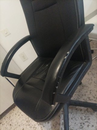 Silla de oficina negra con ruedas