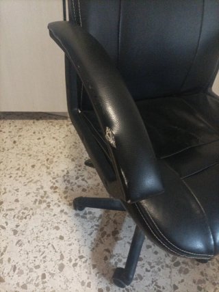 Silla de oficina negra con ruedas