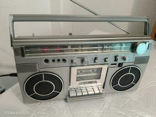 Radio Toshiba Bombeat RT-S713 Plata Años 80s.