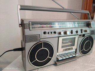 Radio Toshiba Bombeat RT-S713 Plata Años 80s.