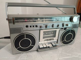 Radio Toshiba Bombeat RT-S713 Plata Años 80s.