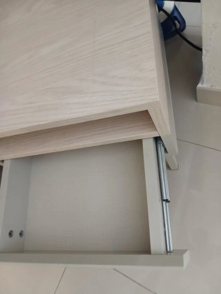 Mesita de noche moderna. Nueva.