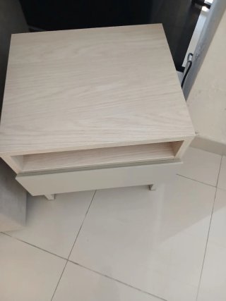 Mesita de noche moderna. Nueva.