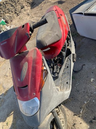 Suzuki Escúter Negro/Rojo