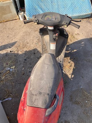 Suzuki Escúter Negro/Rojo