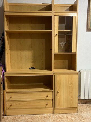 Mueble TV madera clara con vitrina