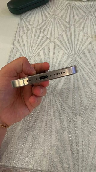 iPhone 15 Pro titaneo