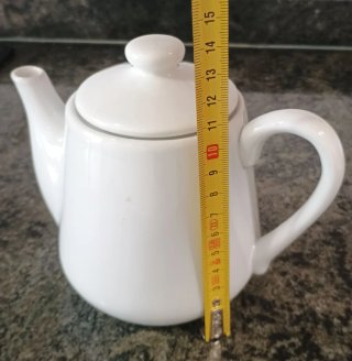 Tetera pequeña de porcelana blanca