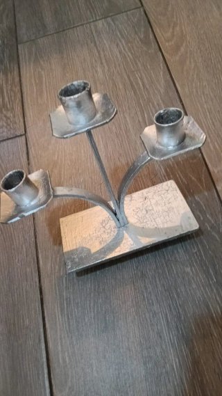 Candelabro de metal y madera