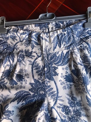 Pantalón estampado floral azul y blanco