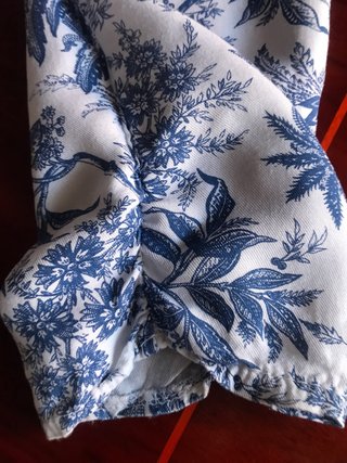 Pantalón estampado floral azul y blanco