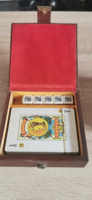 Caja de naipes y dados de cuero