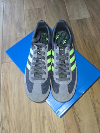 Zapatillas Adidas Grises y Verdes solo un uso.