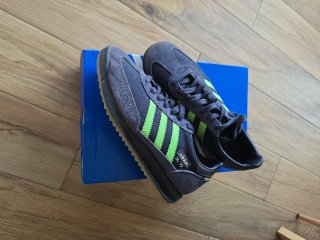 Zapatillas Adidas Grises y Verdes solo un uso.