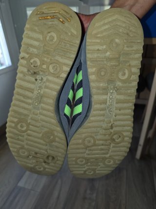 Zapatillas Adidas Grises y Verdes solo un uso.