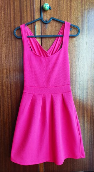 Vestido rosa con espalda cruzada