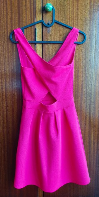 Vestido rosa con espalda cruzada