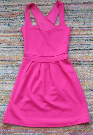 Vestido rosa con espalda cruzada