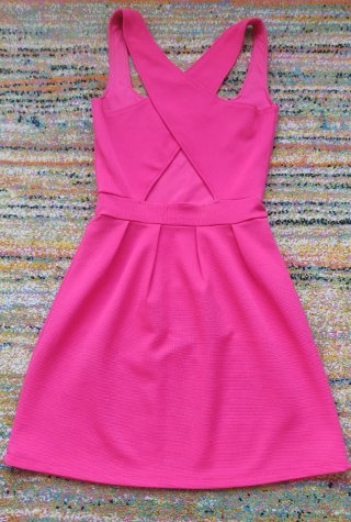 Vestido rosa con espalda cruzada