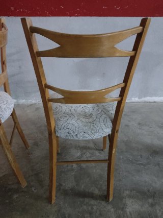 Juego de 2 sillas de madera.