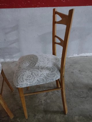 Juego de 2 sillas de madera.