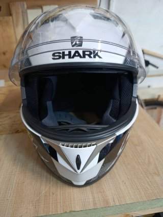 Capacete Shark Branco com Grafismos