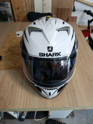 Capacete Shark Branco com Grafismos