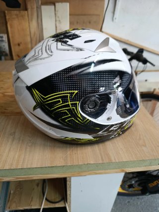 Capacete Shark Branco com Grafismos