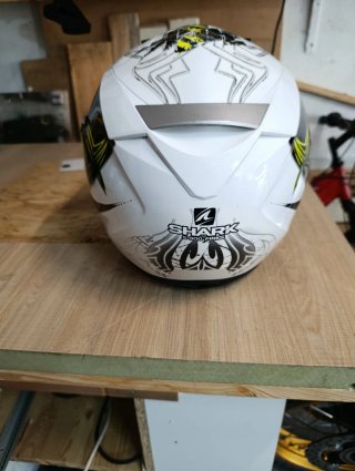 Capacete Shark Branco com Grafismos
