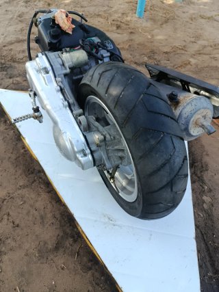 Motor de moto y rueda