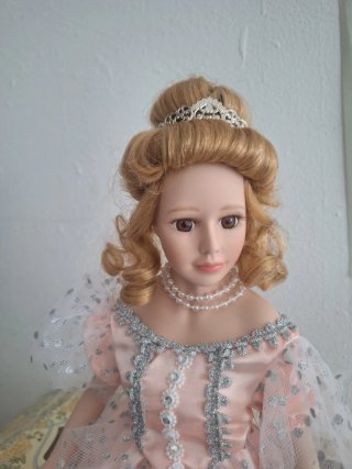 Muñeca de porcelana princesa