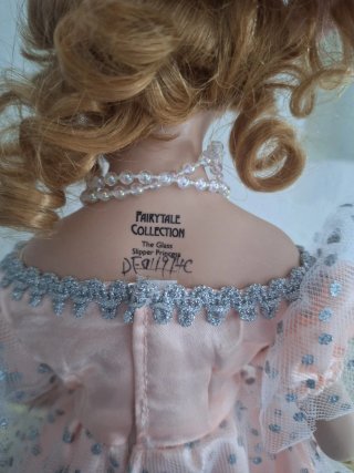 Muñeca de porcelana princesa