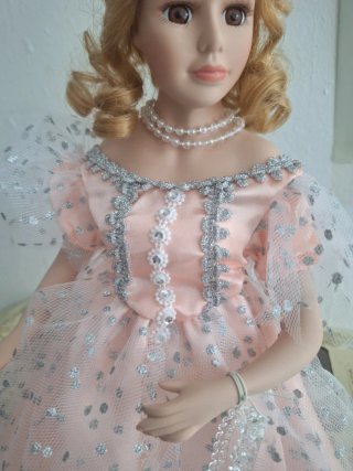 Muñeca de porcelana princesa