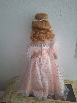 Muñeca de porcelana princesa