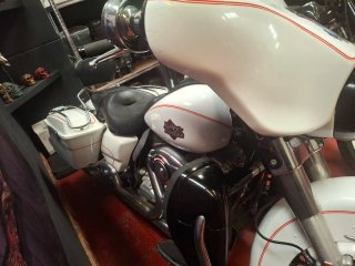 Harley Davidson Cruiser Blanca y Roja
