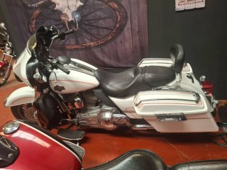 Harley Davidson Cruiser Blanca y Roja