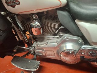 Harley Davidson Cruiser Blanca y Roja