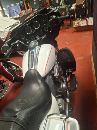Harley Davidson Cruiser Blanca y Roja