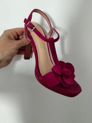 Zapatos de tacón rosa con flor