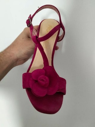 Zapatos de tacón rosa con flor