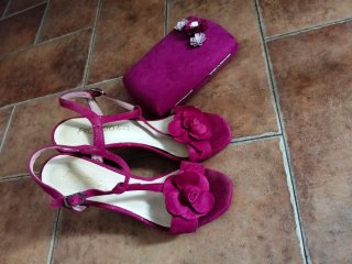 Zapatos de tacón rosa con flor