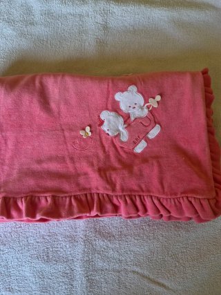 Copriletto per neonato rosa con volant