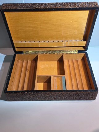 Cajas tabaqueras antiguas cuero repujado y madera